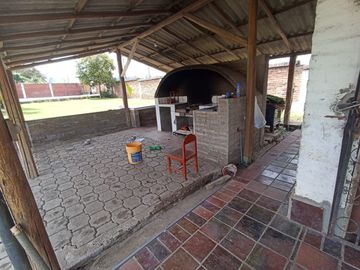 Vendo un Terreno con Casa en Pifo