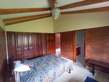 Vendo un Terreno con Casa en Pifo