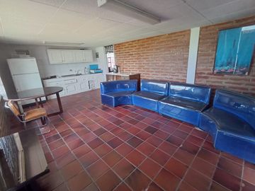 Vendo un Terreno con Casa en Pifo