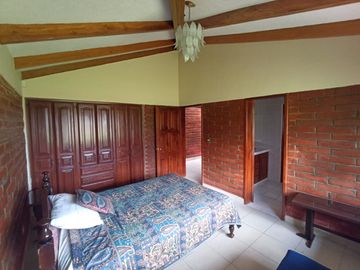 Vendo un Terreno con Casa en Pifo