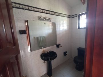 Vendo un Terreno con Casa en Pifo