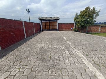 Vendo un Terreno con Casa en Pifo
