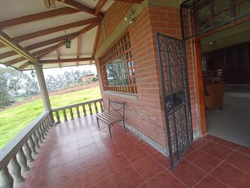 Vendo un Terreno con Casa en Pifo