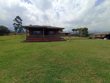 Vendo un Terreno con Casa en Pifo