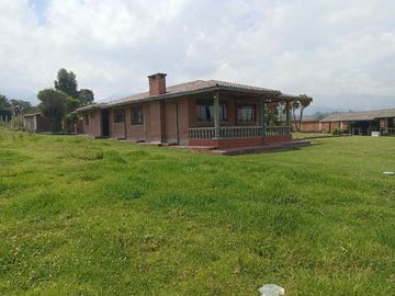 Vendo un Terreno con Casa en Pifo