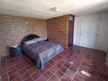 Vendo un Terreno con Casa en Pifo
