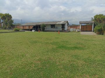 Vendo un Terreno con Casa en Pifo