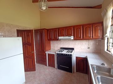 Vendo un Terreno con Casa en Pifo