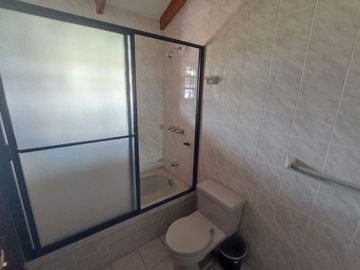 Vendo un Terreno con Casa en Pifo