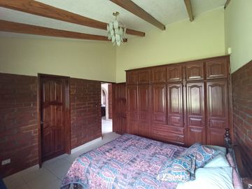 Vendo un Terreno con Casa en Pifo