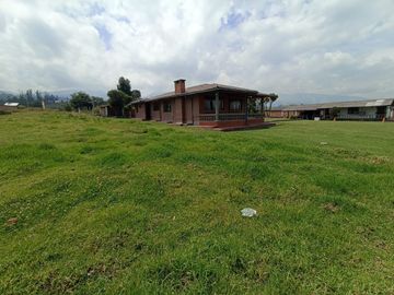 Vendo un Terreno con Casa en Pifo