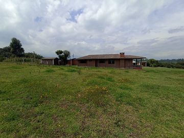 Vendo un Terreno con Casa en Pifo