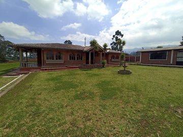 Vendo un Terreno con Casa en Pifo