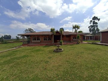 Vendo un Terreno con Casa en Pifo