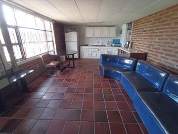 Vendo un Terreno con Casa en Pifo