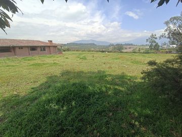Vendo un Terreno con Casa en Pifo