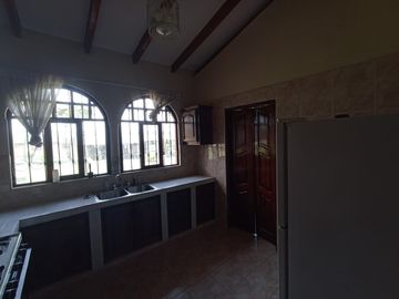Vendo un Terreno con Casa en Pifo