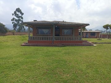Vendo un Terreno con Casa en Pifo