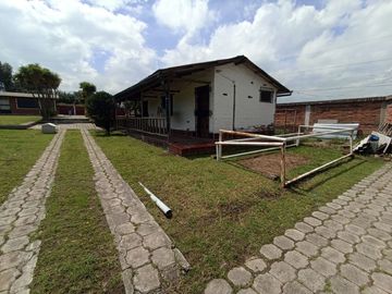 Vendo un Terreno con Casa en Pifo