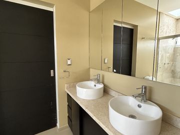 CASA EN VENTA EN JURICA EN CLUB REGENCY QUERETARO