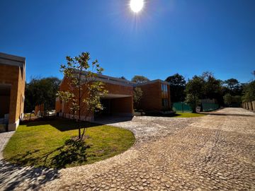 CASA EN VENTA EN VALLE DE BRAVO A 7 MINUTOS DEL CENTRO DE AVANDARO