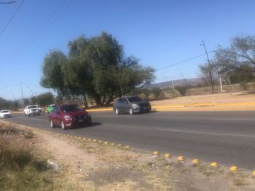 TERRENO VENTA ZONA PUNTA DEL ESTE SOBRE BULEVARD Y SOBRE EL EJE METROPOLITANO  ATENCION INVERSIONISTASAREA TOTAL  34 ,686 M2  FTE 207 M2 FONDO 16M2