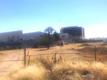 TERRENO VENTA ZONA PUNTA DEL ESTE SOBRE BULEVARD Y SOBRE EL EJE METROPOLITANO  ATENCION INVERSIONISTASAREA TOTAL  34 ,686 M2  FTE 207 M2 FONDO 16M2