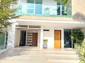 SE VENDE CASA DE DOS PISOS BARRIO VENECIA, SINCELEJO