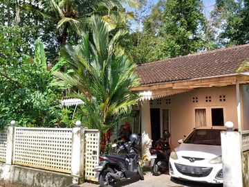 Rumah Asri Halaman Luas dekat Jalan Boyong Pakem
