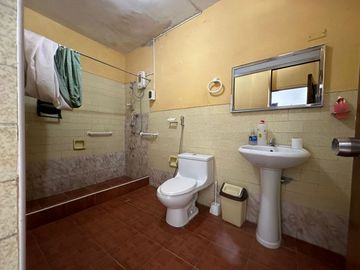 OPORTUNIDA DE NEGOCIO AMPLIA CASA EN VENTA – AV.  GRAU DE PIURA