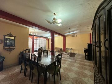 OPORTUNIDA DE NEGOCIO AMPLIA CASA EN VENTA – AV.  GRAU DE PIURA