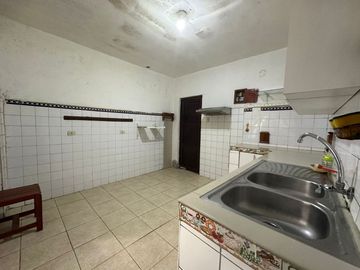 OPORTUNIDA DE NEGOCIO AMPLIA CASA EN VENTA – AV.  GRAU DE PIURA