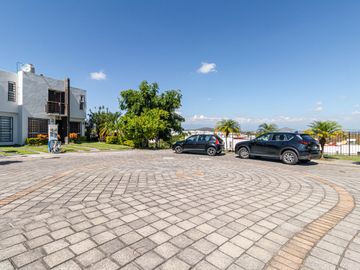 HERMOSA CASA A TAN SOLO 15 MINUTOS DE CUERNAVACA, MORELOS. EN CONDOMINIO CON 2 ALBERCAS, CANCHAS DEPORTIVAS.