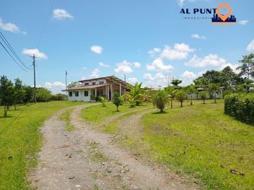 Hacienda de Venta en Puerto Quito con 2 casas - Vía a la Sexta