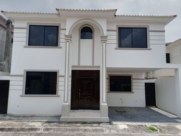 Casa de venta en condado de 5 dormitorios Guayaquil Ecuador