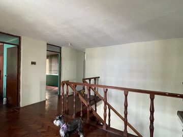 VENDO CASA CONSERVADA CON ZON COMERCIAL (ESQUINA)SJ.DE MIRAFLORES