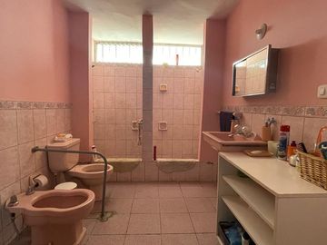 VENDO CASA CONSERVADA CON ZON COMERCIAL (ESQUINA)SJ.DE MIRAFLORES