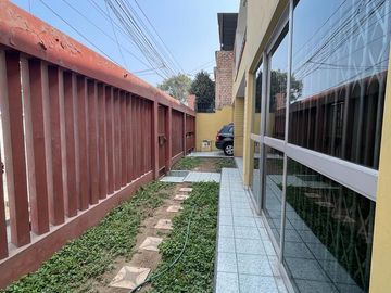 VENDO CASA CONSERVADA CON ZON COMERCIAL (ESQUINA)SJ.DE MIRAFLORES