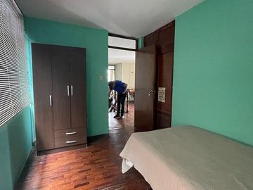 VENDO CASA CONSERVADA CON ZON COMERCIAL (ESQUINA)SJ.DE MIRAFLORES