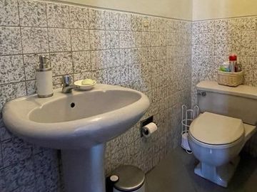 VENDO CASA CONSERVADA CON ZON COMERCIAL (ESQUINA)SJ.DE MIRAFLORES