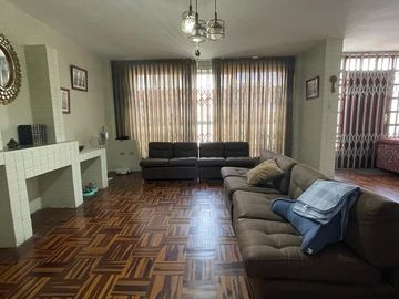 VENDO CASA CONSERVADA CON ZON COMERCIAL (ESQUINA)SJ.DE MIRAFLORES