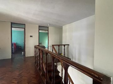 VENDO CASA CONSERVADA CON ZON COMERCIAL (ESQUINA)SJ.DE MIRAFLORES