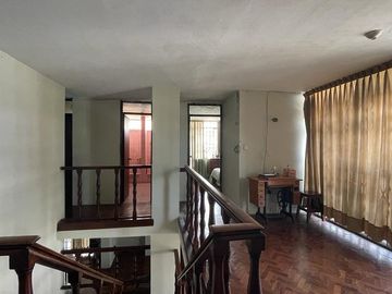 VENDO CASA CONSERVADA CON ZON COMERCIAL (ESQUINA)SJ.DE MIRAFLORES