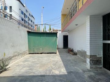 VENDO CASA CONSERVADA CON ZON COMERCIAL (ESQUINA)SJ.DE MIRAFLORES
