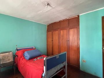 VENDO CASA CONSERVADA CON ZON COMERCIAL (ESQUINA)SJ.DE MIRAFLORES