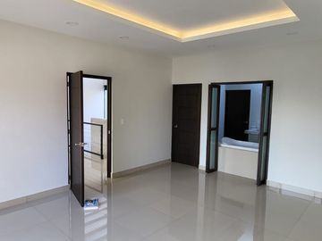 Estrena, amplia casa en venta, Burgos, ZONA CALIDA