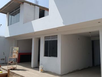 VENTA DE CASA DE 180 mts. DOS PISOS EN URB. ALAMEDA NORTE – SANTA ROSA