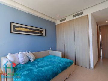 Departamento en renta vacacional. Terraza con vista a las albercas, jardines y parcial al mar