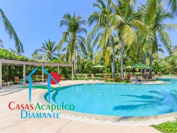 Departamento en renta vacacional. Terraza con vista a las albercas, jardines y parcial al mar