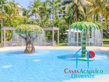Departamento en renta vacacional. Terraza con vista a las albercas, jardines y parcial al mar